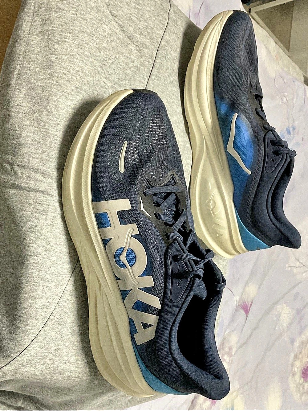 HOKA Bondi 9 unisex Athletic Shoes in Black & Blue - Picture 2 of 7